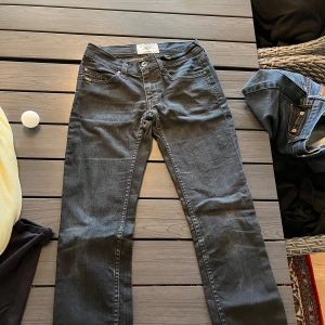 straightleg/ skinny lowwaist jeans - bra skick, knappast använda. sitter mer straight i verkligheten. 