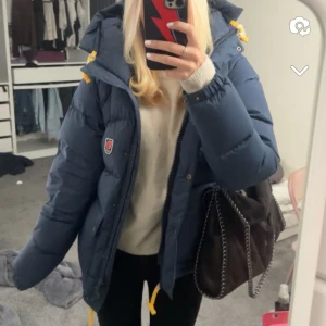 fjällräven jacka - funderar på att sälja min fjällräven jacka eftersom jag skulle vilja köpa en annan färg!! den är i super bra skick, köpt från fjällrävens hemsida (skulle även kunna byta mot en svart i xs) tryck ej på köp nu!