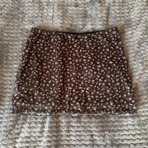 Blommig kort kjol - Använd 1 gång!