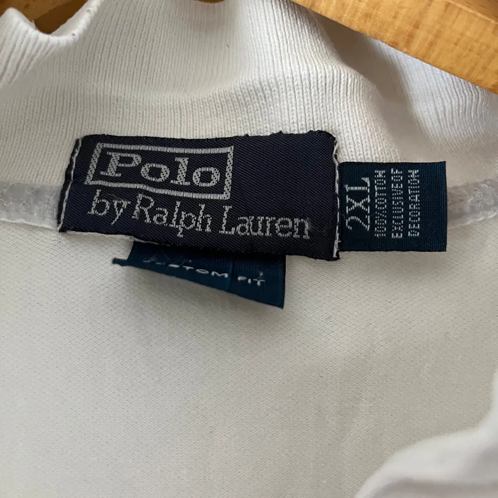 Säljer nu denna snygga Ralph Lauren pikén. 2XL sitter som XS.  Skriv gärna vid frågor eller funderingar, mvh lukas. . T-shirts.