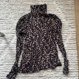 Leopard polo tröja från Marc cain  - En leopard polo tröja från märket Marc cain, storlek s/m använd några få tillfällen 