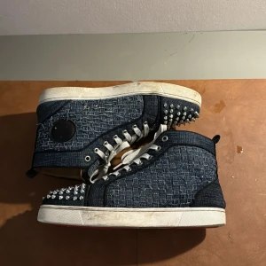 Christian Louboutin - Säljer dessa Christian Louboutin som är otroligt snygga och väldigt unika. Dem är i storlek 42, inget original följer med därmed priset. Skicket är upp till er med enligt mig är dem i  bra skick förutom att dem tappat 2 spikar. Skriv för mer inf