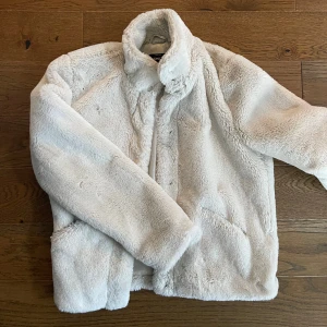 Beige teddyjacka - Mjuk och supermysig jacka från Only, i superbra skick 💕