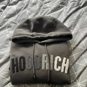 Grå hoodie från Hoodrich - Säljer en snygg grå hoodie från Hoodrich i storlek M, nästan helt osnvänd. Dm för mer information.