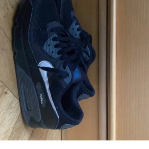 Air max 90 black/white. Kan gå ner i pris  - Använt it länge har it boxen