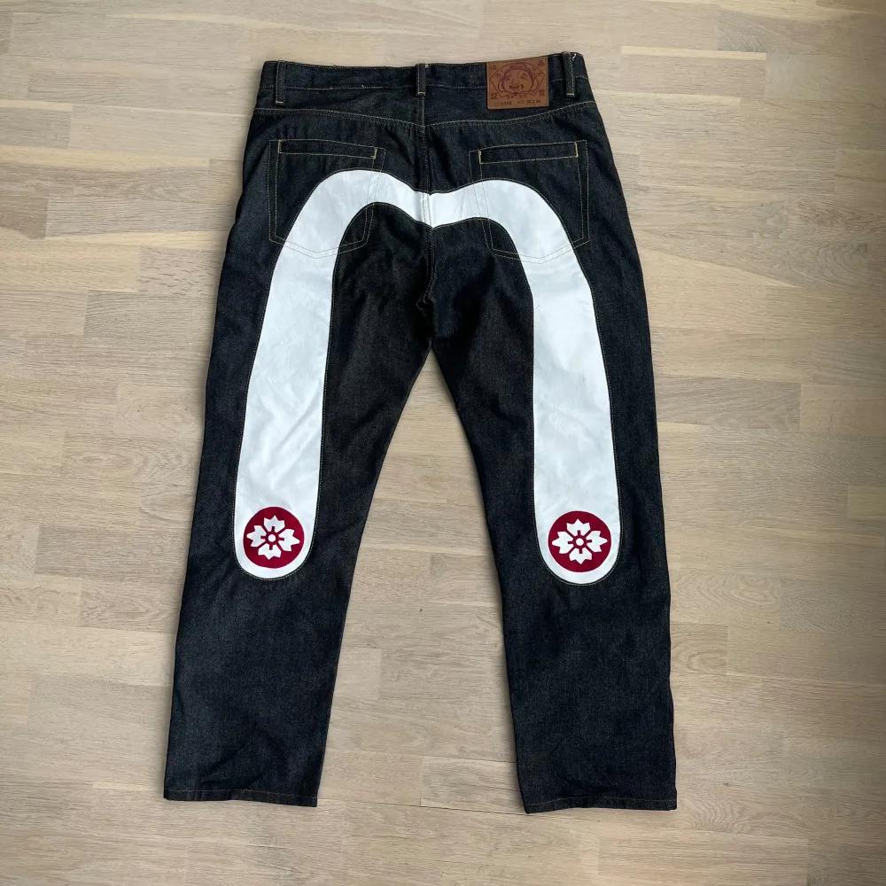 As feta Evisu Jeans i bra skick. Sitter as bra på mig som är ca 180. Priset är inte hugget i sten, tveka inte att fråga i DM vid funderingar😴. Farkut & Housut.