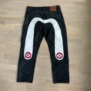 Evisu Jeans - As feta Evisu Jeans i bra skick. Sitter as bra på mig som är ca 180. Priset är inte hugget i sten, tveka inte att fråga i DM vid funderingar😴