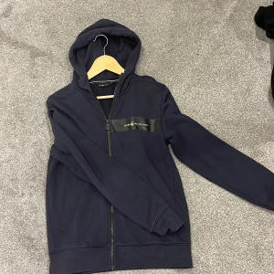 Sail racing  - Sail racing hel zip. Märket på den är inte perfekt men fortfarande bra en marinblå färg på den typ förut märket är den i riktig bra skick 