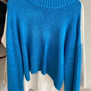 Blå tröja från Gina tricot - Blå tjock Croppad tröja från Gina tricot Den är mer Croppad bak än fram Använd 1 gång 