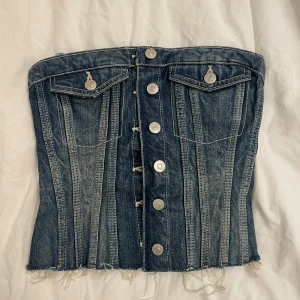 Jeanstopp - Världens finaste jeanstopp från Zara i storlek XS. Använd ca 2 gånger. Nypris är 329kr men säljer för 200!! Säljer eftersom den inte längre kommer till användning 💘 