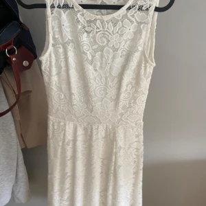 Vit klänning - Vit klänning med spets från anna field Aldrig använd 