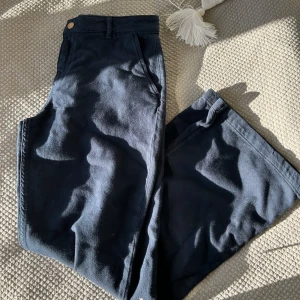 Chinos ifrån Zara - Snygga chinos ifrån Zara! Som tyvärr är lite stora på mig💙 