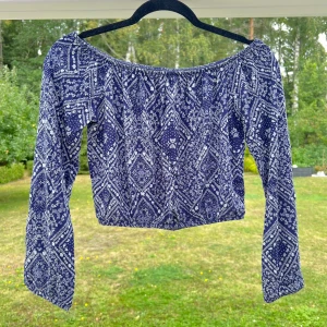 Croppad off-shoulder topp - En croppad långärmad off-shoulder topp från H&M. Används inte längre 🌷 Jättestretchig med resår i både överkant och i ärmsluten.  Använd max 5 gånger  Längd: 29 cm Axel: 37 cm