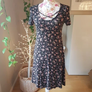 Kortärmad klänning i stretchig trikå - Mjuk och skön. Tycker den är större i strl, passar S/M bättre. Fint begagnat skick. ~ STOR rensning & klänningsbonanza i min shop ~ Välj 5 för 100kr oavsett pris, skicka medd/lämna som prisförslag (gäller där det står) ~