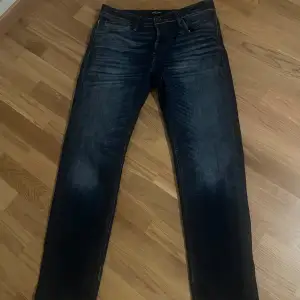 Snygga och sköna mörkblå tapered jeans. Storlek 33/32, skick 9/10 inga defekter eller hål. Bara skriva för fler bilder eller frågor. Ny pris 899 kr