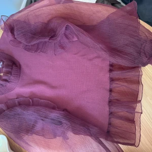 Söt blus  - Jättefin blus från zara med volang och tunna ärmar. Sitter väldigt fint. Tyvärr inte kommit till användning och enbart använd typ 1-2 gånger