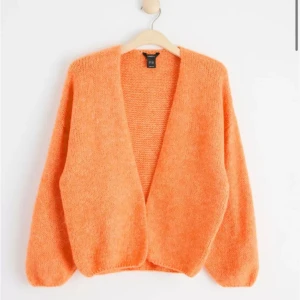 Lindex kofta - Säljer denna så fina och populära koftan från Lindex. Nypris är 400 och den är slutsåld på hemsidan💗