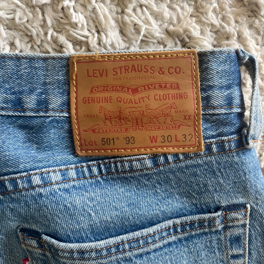 Säljer ett par riktigt snygga och ovanliga levis 501 jeans i en sjukt snygg wash. Som nya 9/10. Han på bilden är 180cm. Nypris 1500kr. Först till kvarn. Skriv vid frågor🤝. Jeans & Byxor.