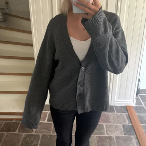 Stickad grå kofta  - Stickad grå kofta ifrån Nelly. Använd ex antal gånger men inga diffekter. I storlek XS men är oversize 💞💞