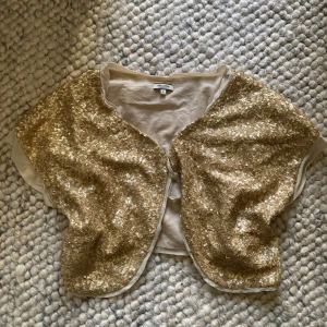Glittrig bolero  - Bolero med glitter ifrån Noa Noa!🌟🌟Storlek L men passar mig som har S/M i vanliga fall
