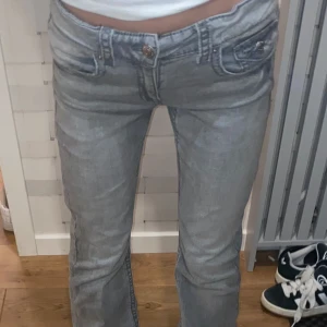 Low waist flare grey - Gråa bootcut jeans från Gina. Säljer dem pga korta. Det e storlek 164 men funkar som xs/s. Väldigt bra skick knappt använda.