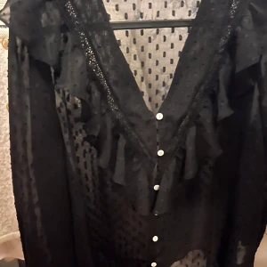 Svart blus från Zara  - Svart jättefin blus från Zara, väldigt sparsamt använd!! 