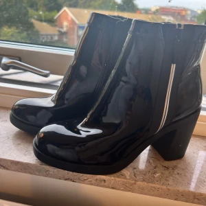 Boots - Lackade boots, aldrig använda i strl 38.