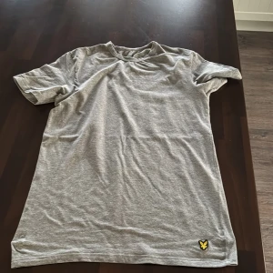 Lyle and scott tröja  - Fin varm och skön, ej använd ofta max 5 gånger. 