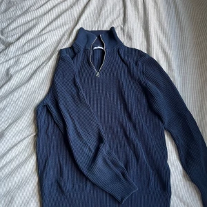 Zara Half Zip - Zara Half Zip. Storlek M. Säljer då den inte kommer till användning längre. Tveka inte på att höra av dig vid frågor.