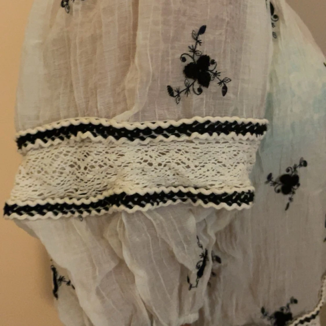 Vit blus med broderade blommor - 91