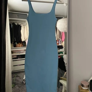 Blå klänning - zara - Fin & enkel blå klänning från zara i storlek S. Så bra som ny 🫶🏼
