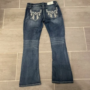 Missme Jeans - Missme jeans i storlek 28. Midja:41cm, Ytterbenslängd:103cm, innebenslängd:76cm, benöppning:23cm. Tyvärr har vi inga bilder hur de sitter på så jämför gärna måtten med ett par egna byxor. Jeansen har två streck som man kan se på andra bilden💫