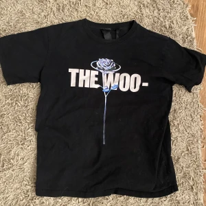 VLONE T-Shirt (Pop smoke) - Inköpt för ett tag sen säljes då den ej kommer till andvänding skicket är 9/10 inga slitningar eller så   