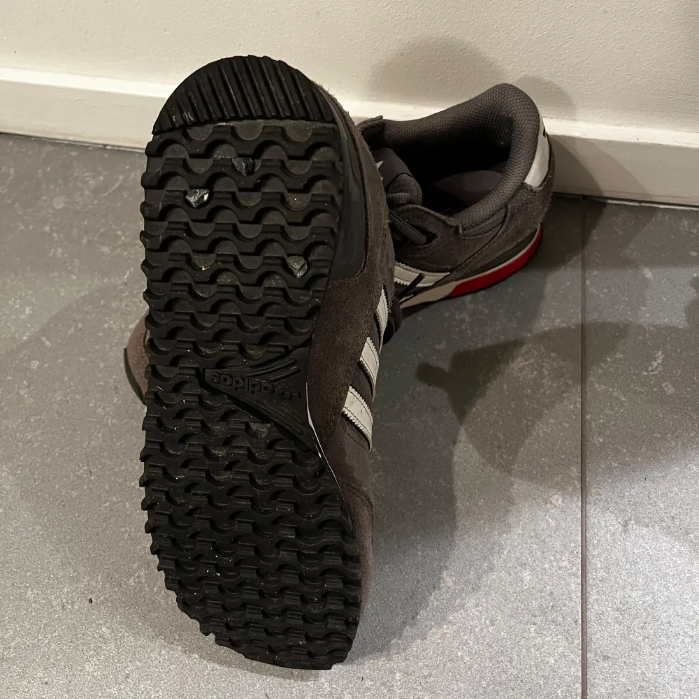 Ett par snygga adidas ZX750 i storlek 42. Skorna är använda men i mycket bra skick. Nypris 1200kr. Skor.