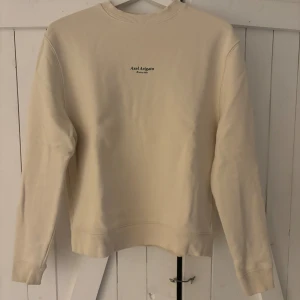 Axel Arigato sweatshirt - Tja! Säljer nu denna simpla Axel Arigato sweatshirt. Tröjan är i ett nyskick och har använts fåtal gånger. Storlek XS och passar XS bra. Unik cremebeige färg och perfekt till hösten. Allt gott!  