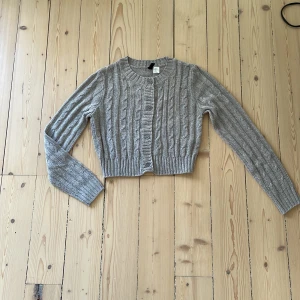 Väldigt fin höst kofta - Super söt höstig kofta från hm. Jag säljer den pga att den är för liten. Väldigt bra skick. 100% akryl. Skriv bara om du vill ha mer bilder.