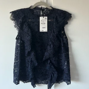 Marinblå spetsblus Zara - Säljer denna superfina spetsblus från Zara. Aldrig använd pga fel storlek, prislapp kvar💕🌸
