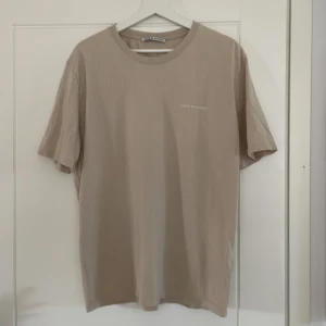 Tiger of sweden oversized T-shirt - Hej Säljer nu min tiger of Sweden t shirt då jag köpte fel storlek,så där av har tröjan endast varit testad en gång.Skicket är 10/10.skicka ett pm vid minsta lilla fundering. Nypriset ligger runt 700kr