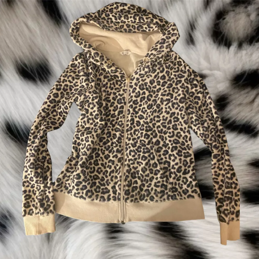 Super fin leopard hoodie som tyvärr inte har  snören vid luvan men dom fortfarande e jättefin❤️. Hoodies.