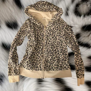 Leopard hoodie❤️ - Super fin leopard hoodie som tyvärr inte har  snören vid luvan men dom fortfarande e jättefin❤️