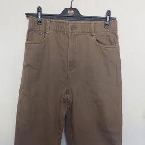 Olivgröna jeans - Ett par olivgröna jeans, köppt på H&M inte används få gånger. Mycket bekväma sitter bra runt medjan. 