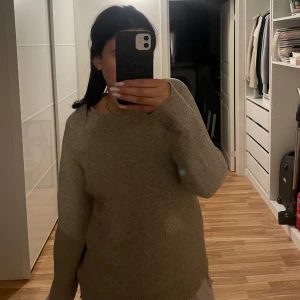Beige stickad tröja - Mysig beige stickad tröja perfekt nu när det börjat bli lite kallare. Den är i väldigt bra skick och använd ett fåtal gånger. 