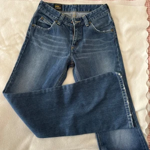 Lågmidjade bootcut jeans - Jeans från Lee, helt i nyskick! Lågmidjade bootcut.  Storlek: 26-31  Frakt står ni för! Skriv gärna om ni har frågor
