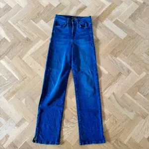  Jättefina sparsamt använda jeans från märket fit jeans i storlek XS mörkblå