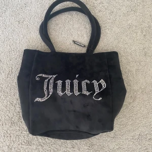 Juicy couture väska! - Säljer denna väskan, aldrig användit, säljer för jag använder aldrig den, bra skick, riktig. 