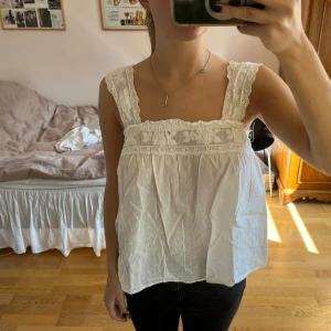 Spetslinne från & Other stories - Jättefint linne från & Other stories med spetsdetaljer i storlek 38. Den har ett litet hål framtill som knappt syns, annars bra skick!