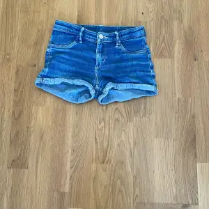 Basic ljusblå jeans shorts, midwaist 