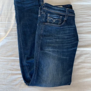 Replay anbass - Säljer mina replay anbass jeans då dem har blivit för små för mig. Jeansen är i topp skick då dem enbart har varit använda rum 10 gånger. Köpta ifrån care of Carl för 1499, Mitt pris 799. Skulle säga att dom passar bäst på nån som är 170.