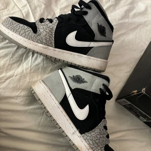 Jordan air 1 mid - Jordan air 1 mid, väldigt lite använda, som nya, kartong och röda skosnören följer med. Storlek 38,5. 