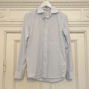 ETON skjorta ljusblå, storlek 38 - Eton skjorta storlek 38 i mycket fint skick. Jag har flera olika varianter till salu. Nypris: 2000 kr. Köpet är slutgiltigt.